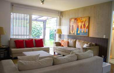 Imagem: A casa possui 5 Dormitórios, 6 Banheiros, 4 Vagas na garagem