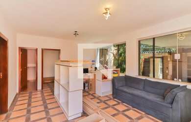 Imagem: A casa possui 5 Dormitórios, 3 Banheiros, 5 Vagas na garagem