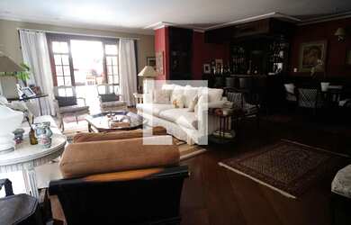 Imagem: A casa à venda possui 5 Dormitórios, 3 Suítes, 7 Banheiros