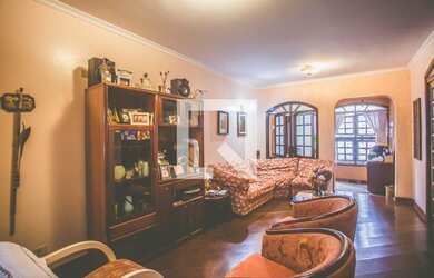 Imagem: A casa possui 4 Dormitórios, 1 Suíte, 5 Banheiros, 2 Vagas