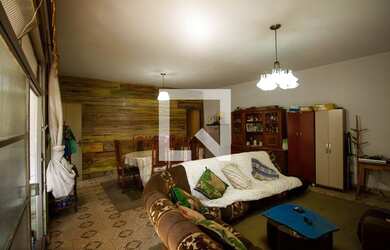 Imagem: A casa possui 2 Dormitórios, 1 Suíte, 3 Banheiros, 6 Vagas