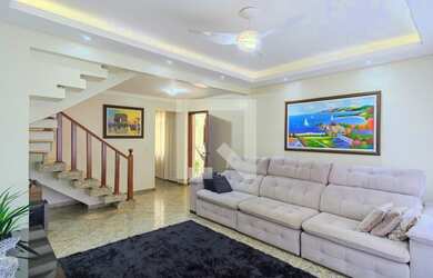 Imagem: A casa possui 3 Dormitórios, 1 Suíte, 4 Banheiros, 5 Vagas