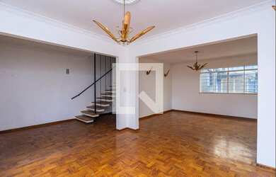 Imagem: A casa possui 3 Dormitórios, 1 Suíte, 2 Banheiros, 2 Vagas