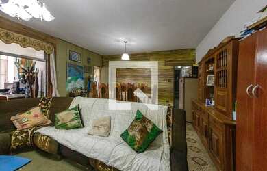 Imagem: A casa possui 2 Dormitórios, 1 Suíte, 3 Banheiros, 6 Vagas