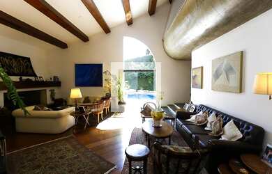 Imagem: A casa possui 3 Dormitórios, 3 Suítes, 5 Banheiros, 5 Vagas