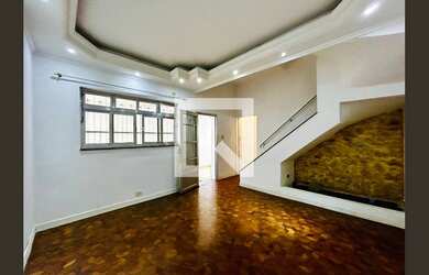 Imagem: A casa possui 4 Dormitórios, 1 Suíte, 3 Banheiros, 4 Vagas