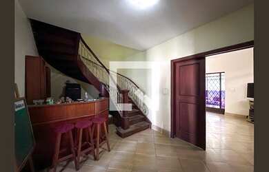 Imagem: A casa possui 4 Dormitórios, 2 Suítes, 4 Banheiros, 4 Vagas