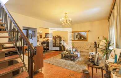 Imagem: A casa possui 5 Dormitórios, 2 Suítes, 5 Banheiros, 3 Vagas