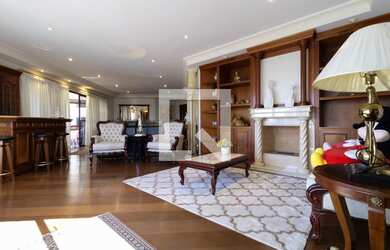 Imagem: A casa possui 4 Dormitórios, 1 Suíte, 5 Banheiros, 4 Vagas