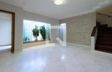 Imagem: A casa possui 2 Dormitórios, 2 Suítes, 2 Banheiros, 3 Vagas