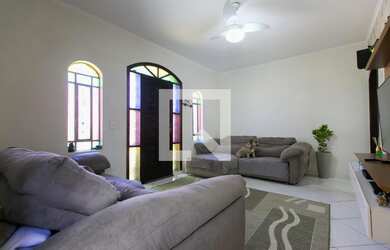 Imagem: A casa possui 4 Dormitórios, 3 Suítes, 5 Banheiros, 5 Vagas