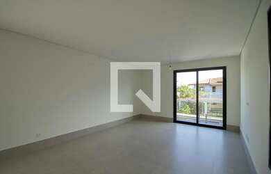 Imagem: A casa possui 3 Dormitórios, 3 Suítes, 5 Banheiros, 4 Vagas