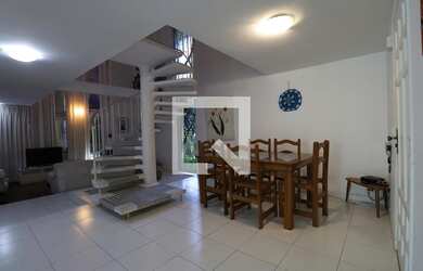 Imagem: A casa possui 6 Dormitórios, 3 Banheiros, 4 Vagas na garagem