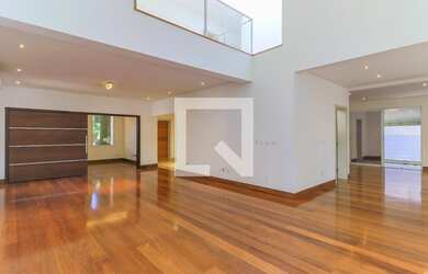 Imagem: A casa em condomínio possui 6 Dormitórios, 4 Suítes, 6 Banheiros