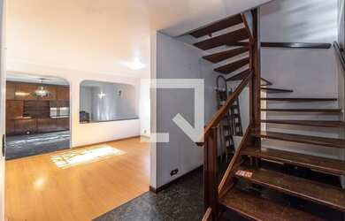 Imagem: A casa possui 3 Dormitórios, 1 Suíte, 3 Banheiros, 2 Vagas