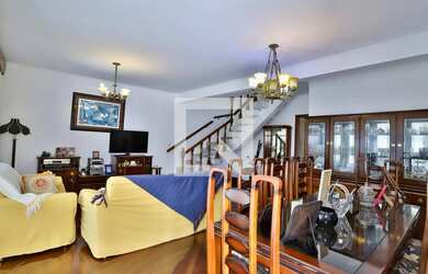 Imagem: A casa possui 3 Dormitórios, 4 Banheiros, 4 Vagas na garagem