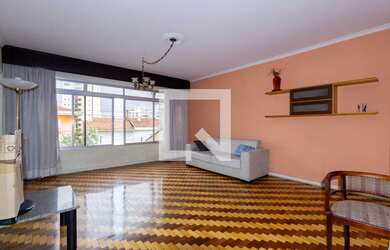 Imagem: A casa possui 4 Dormitórios, 1 Suíte, 4 Banheiros, 6 Vagas