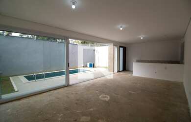 Imagem: A casa possui 3 Dormitórios, 2 Suítes, 4 Banheiros, 2 Vagas