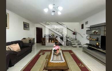 Imagem: A casa possui 3 Dormitórios, 1 Suíte, 3 Banheiros, 5 Vagas