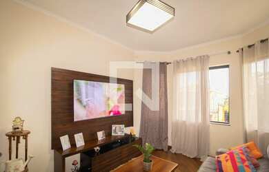 Imagem: A casa possui 4 Dormitórios, 2 Suítes, 6 Banheiros, 9 Vagas