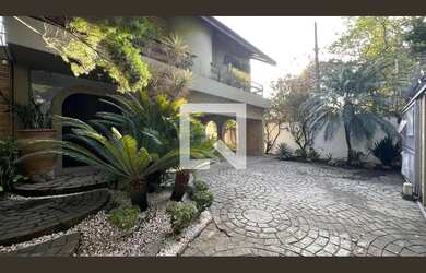 Imagem: A casa possui 4 Dormitórios, 2 Suítes, 9 Banheiros, 4 Vagas