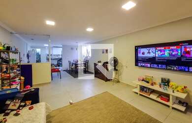 Imagem: A casa possui 3 Dormitórios, 1 Suíte, 3 Banheiros, 216m²