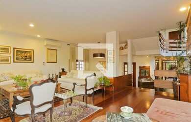 Imagem: A casa possui 3 Dormitórios, 3 Suítes, 5 Banheiros, 4 Vagas