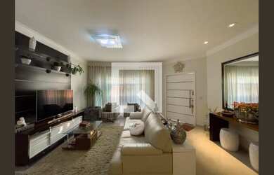 Imagem: A casa possui 4 Dormitórios, 2 Suítes, 5 Banheiros, 2 Vagas