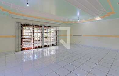 Imagem: A casa possui 4 Dormitórios, 1 Suíte, 2 Banheiros, 5 Vagas