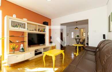 Imagem: A casa possui 5 Dormitórios, 1 Suíte, 5 Banheiros, 3 Vagas