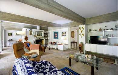 Imagem: A casa à venda possui 5 Dormitórios, 1 Suíte, 3 Banheiros