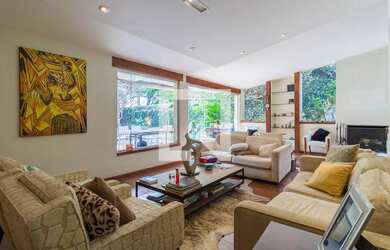 Imagem: A casa possui 4 Dormitórios, 1 Suíte, 2 Banheiros, 2 Vagas