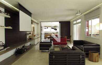 Imagem: A casa possui 4 Dormitórios, 4 Suítes, 6 Banheiros, 4 Vagas