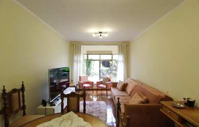 Imagem: A casa possui 5 Dormitórios, 1 Suíte, 5 Banheiros, 2 Vagas