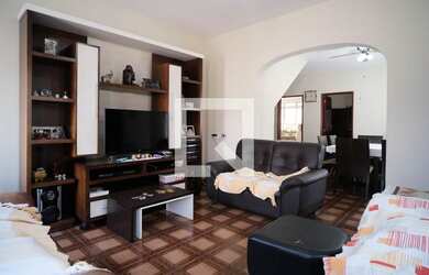 Imagem: A casa possui 5 Dormitórios, 1 Suíte, 4 Banheiros, 7 Vagas