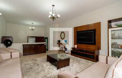 Imagem: A casa possui 4 Dormitórios, 1 Suíte, 3 Banheiros, 3 Vagas