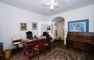 Imagem: A casa possui 4 Dormitórios, 2 Suítes, 3 Banheiros, 2 Vagas