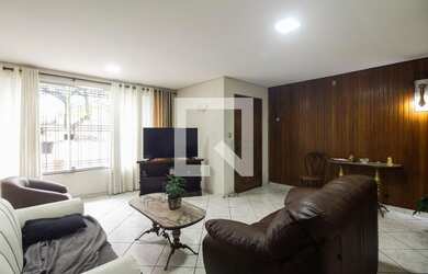 Imagem: A casa possui 3 Dormitórios, 2 Banheiros, 5 Vagas na garagem