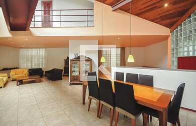 Imagem: A casa possui 4 Dormitórios, 4 Suítes, 7 Banheiros, 3 Vagas