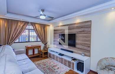 Imagem: A casa possui 4 Dormitórios, 1 Suíte, 5 Banheiros, 7 Vagas