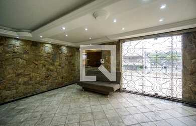 Imagem: A casa possui 4 Dormitórios, 3 Suítes, 5 Banheiros, 1 Vaga