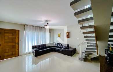 Imagem: A casa possui 3 Dormitórios, 2 Suítes, 4 Banheiros, 5 Vagas