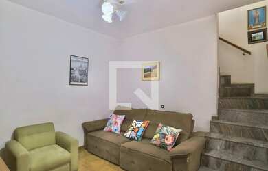 Imagem: A casa possui 4 Dormitórios, 5 Banheiros, 2 Vagas na garagem