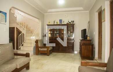 Imagem: A casa possui 5 Dormitórios, 3 Banheiros, 2 Vagas na garagem