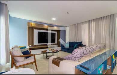 Imagem: A casa possui 4 Dormitórios, 2 Suítes, 6 Banheiros, 4 Vagas