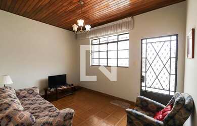 Imagem: A casa possui 4 Dormitórios, 1 Suíte, 3 Banheiros, 1 Vaga