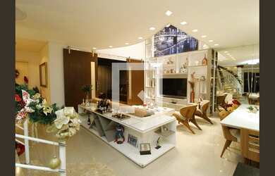 Imagem: A casa possui 4 Dormitórios, 4 Suítes, 5 Banheiros, 4 Vagas