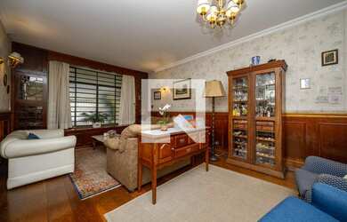 Imagem: A casa possui 3 Dormitórios, 2 Suítes, 5 Banheiros, 3 Vagas