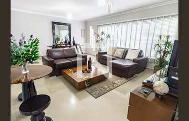 Imagem: A casa possui 6 Dormitórios, 2 Suítes, 6 Banheiros, 2 Vagas