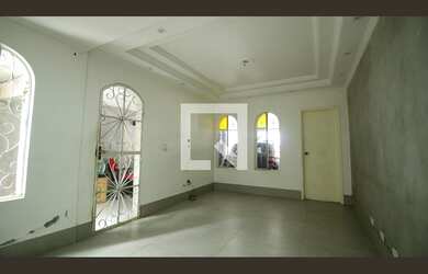 Imagem: A casa possui 5 Dormitórios, 2 Suítes, 6 Banheiros, 2 Vagas